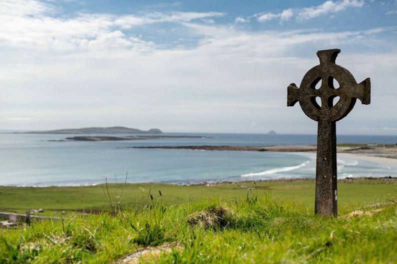 The Celtic cross and its languages